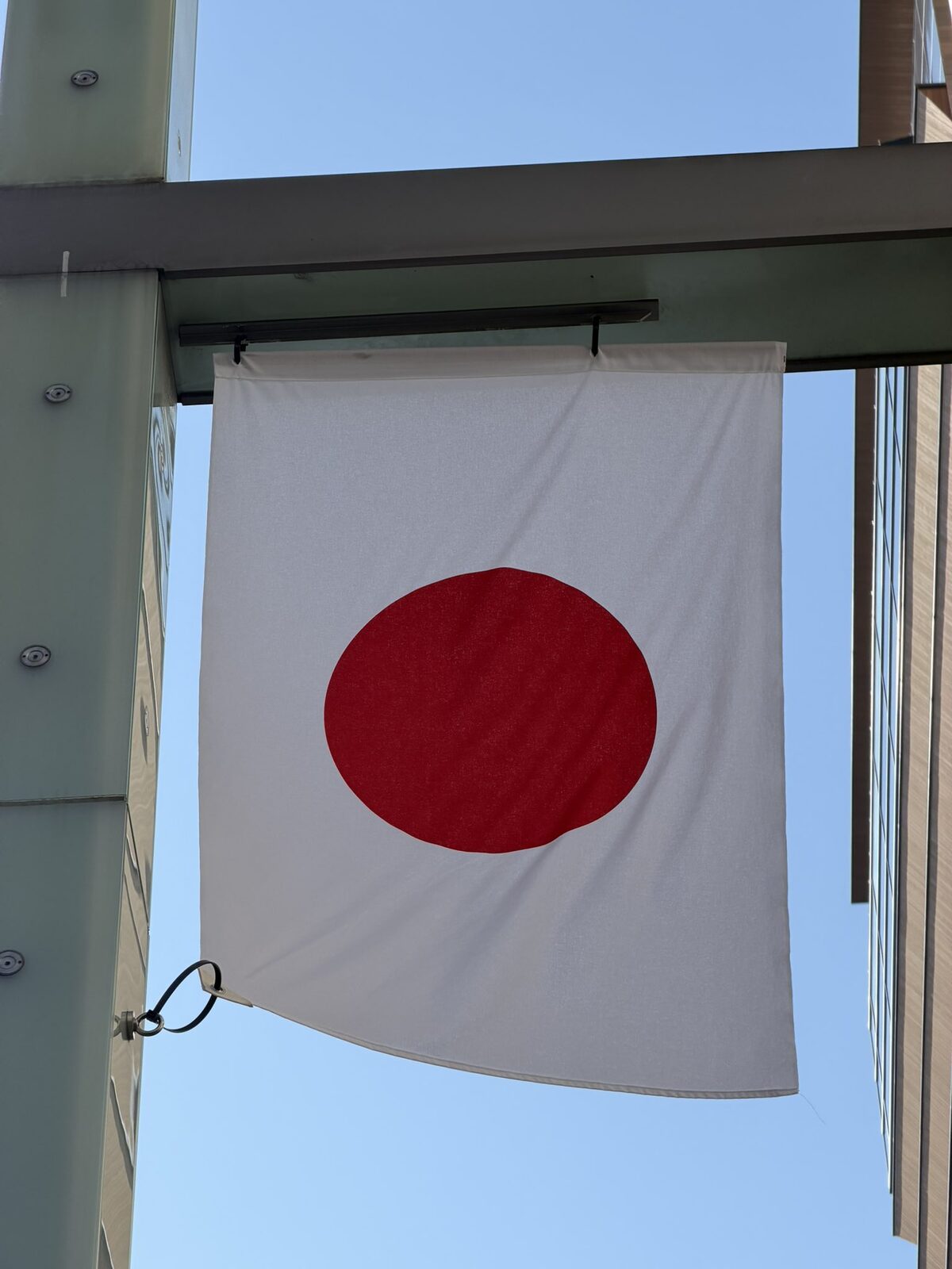 有楽町の街に掲げられた日の丸