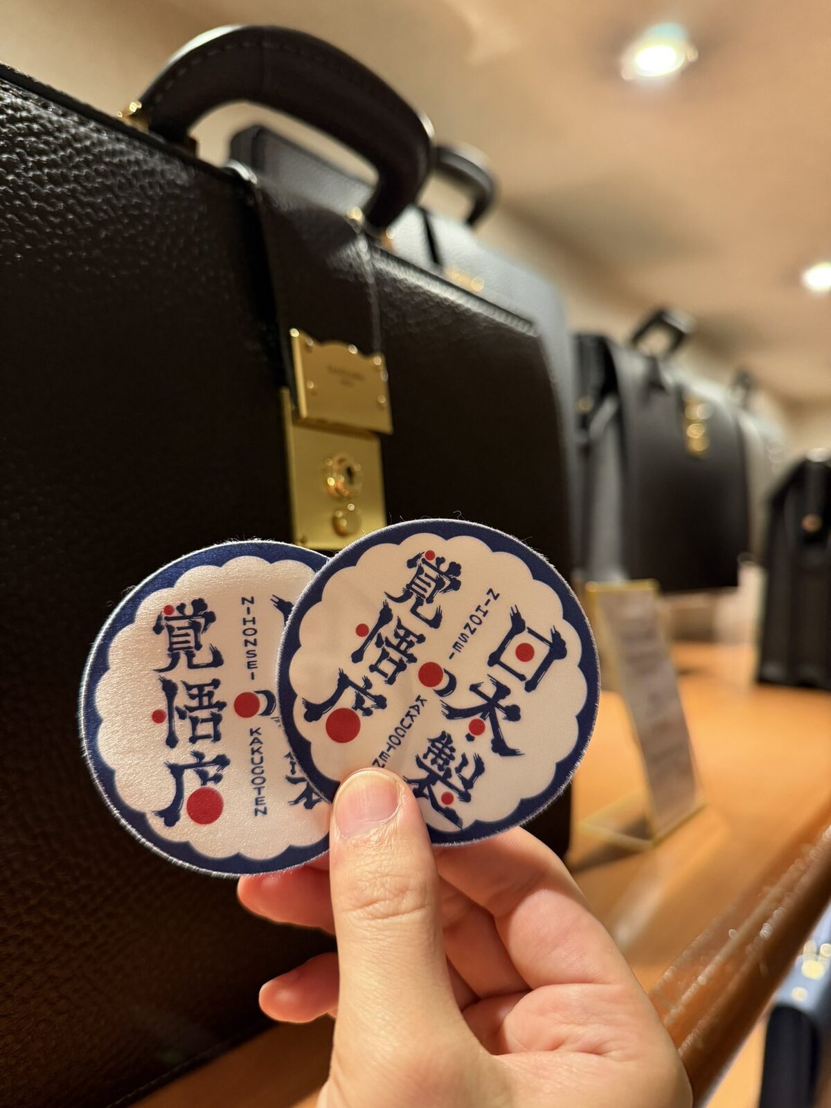 日本製の覚悟店のワッペンと銀座タニザワのダレスバッグ