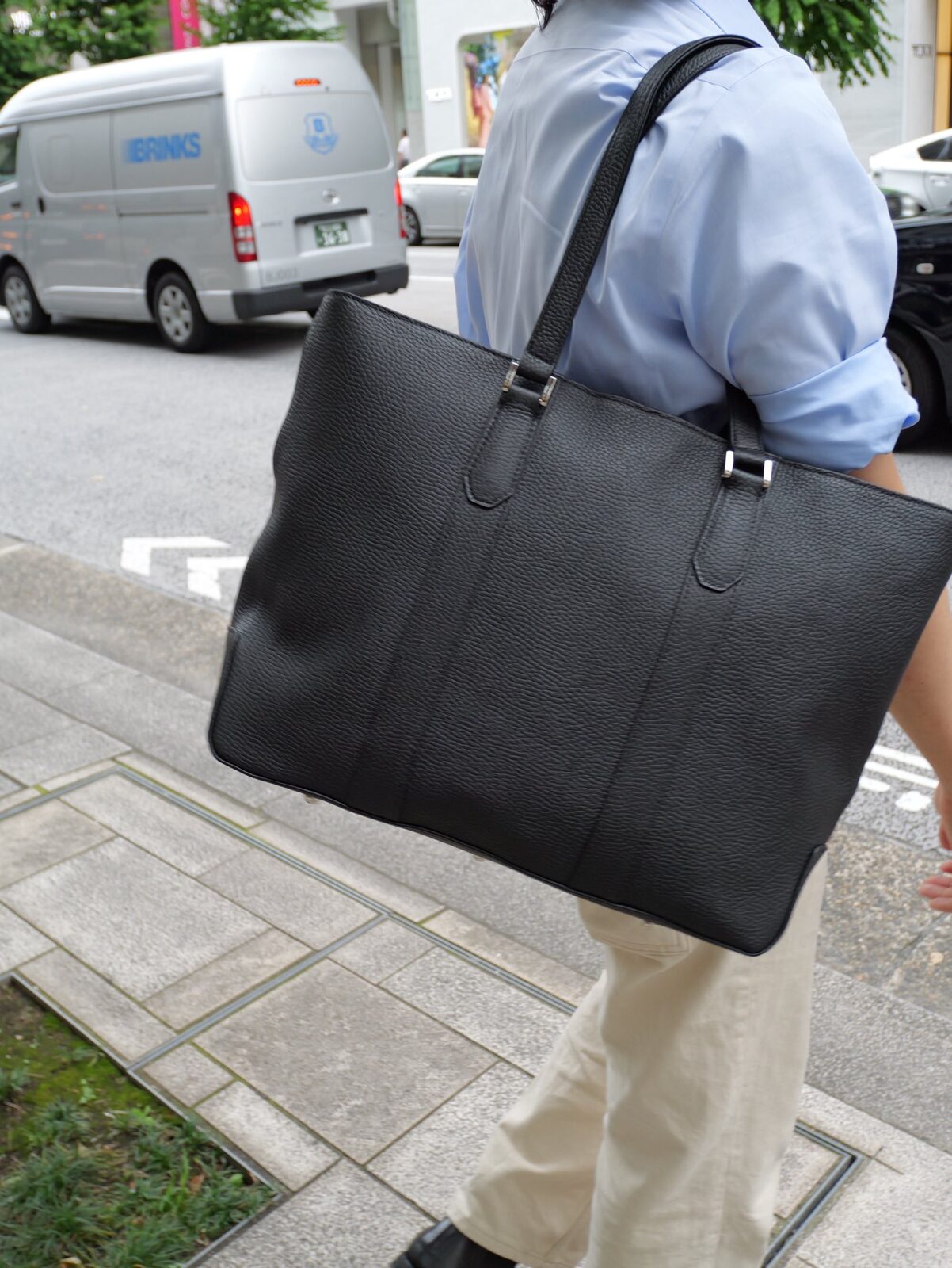 トートバッグを携えて街を歩く