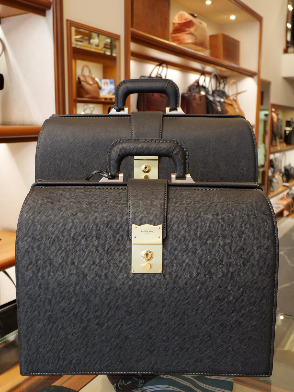黒革のダレスバッグ