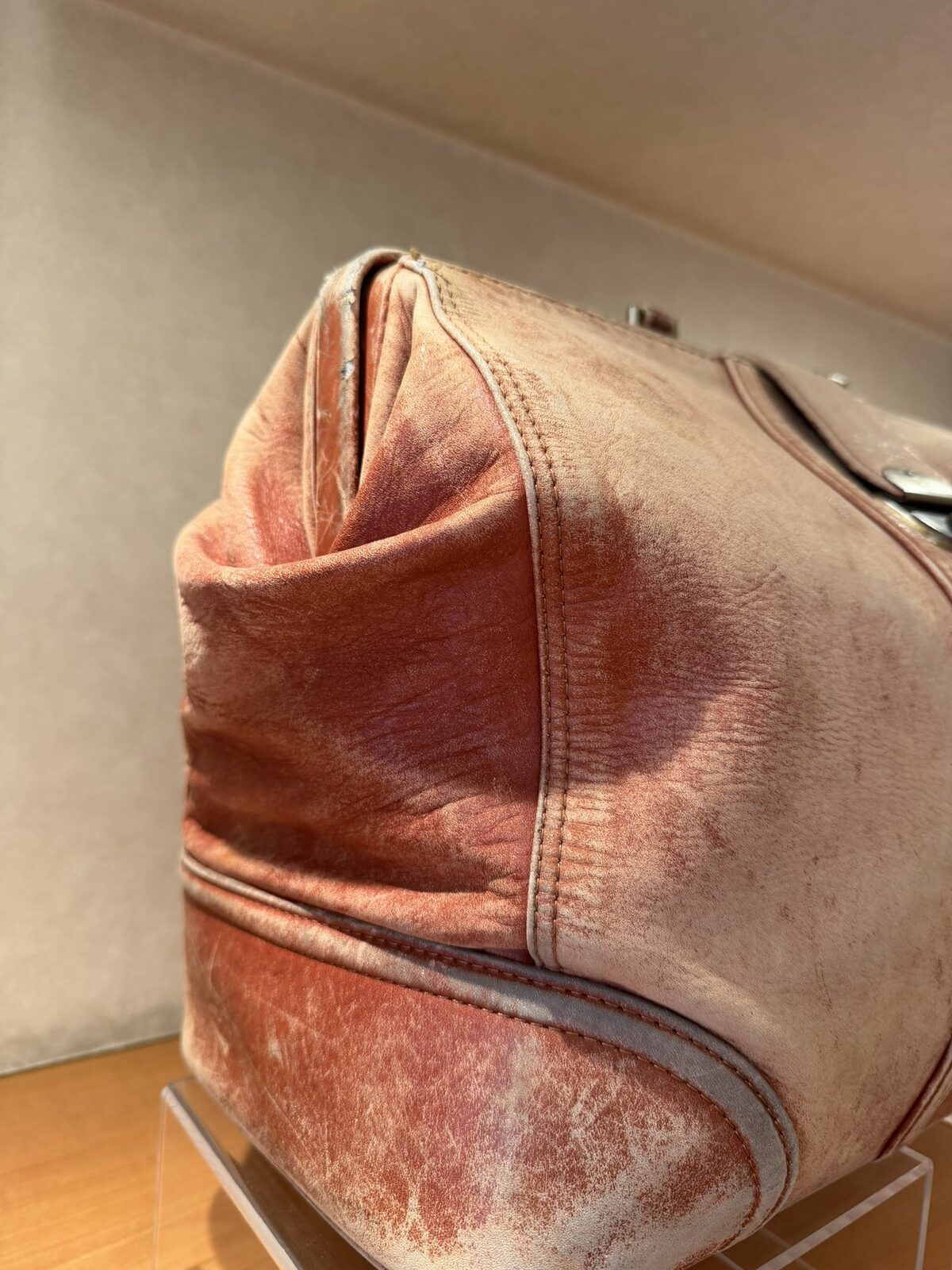 スエードのボストンバッグ