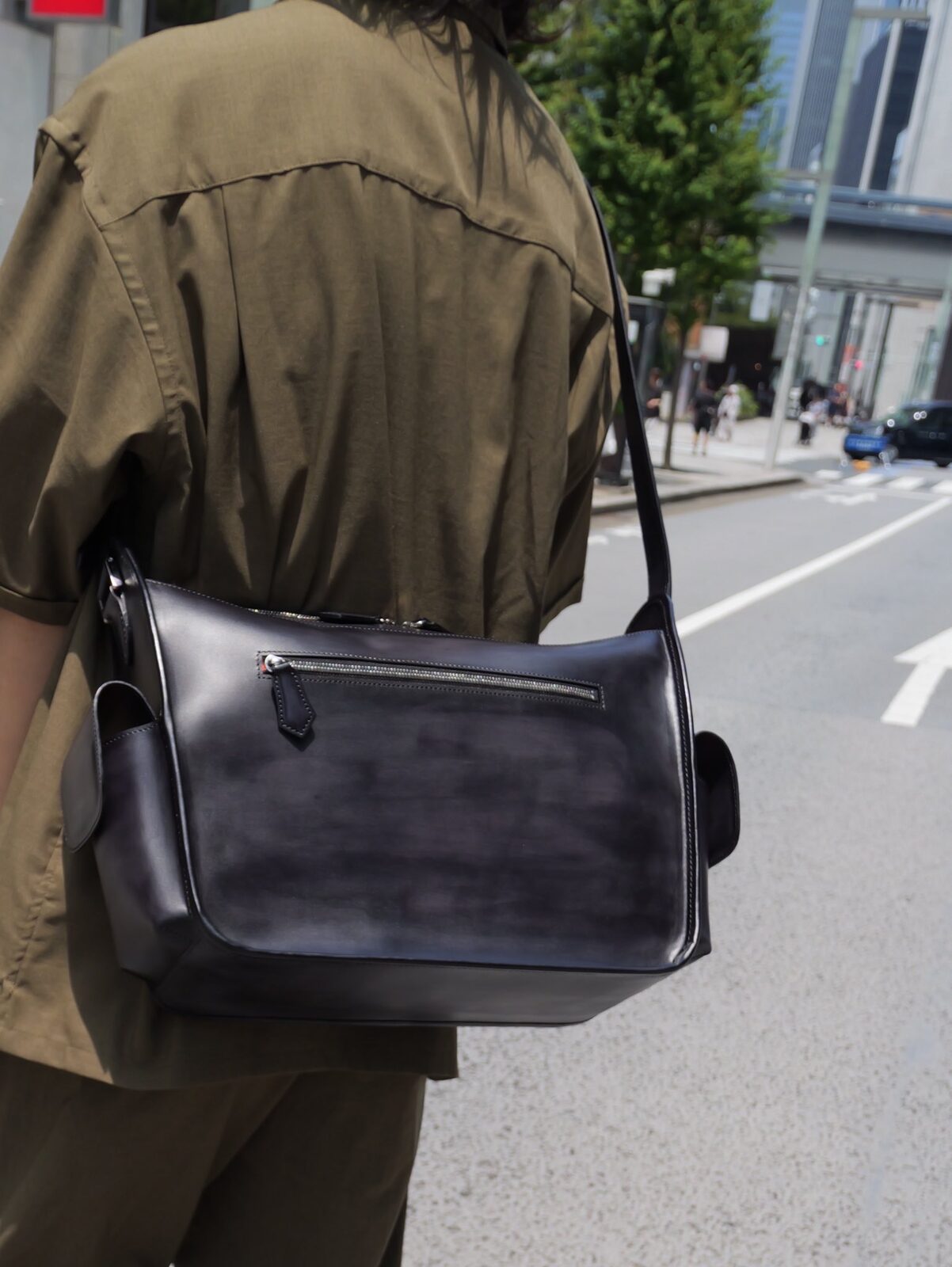 黒革のショルダーバッグ