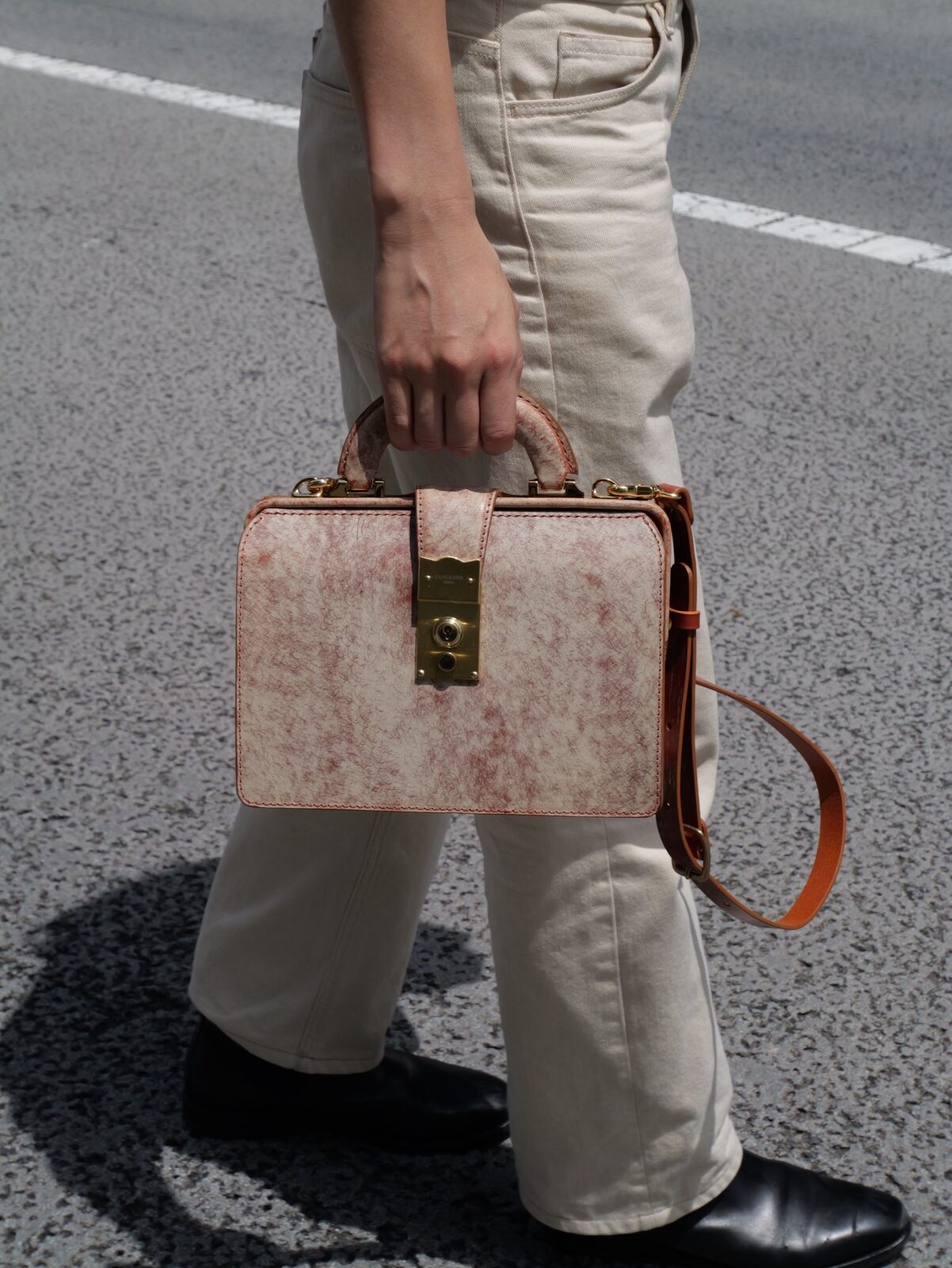 クロコ型押しのダレスバッグを携えて